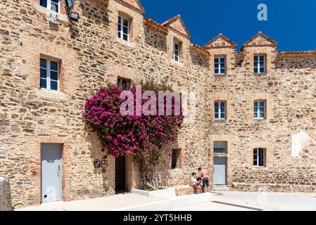 Collioure (Südfrankreich): Innenhof und Gebäude des Königsschlosses („château Royal de Collioure“), das als National Histo registriert ist Stockfoto