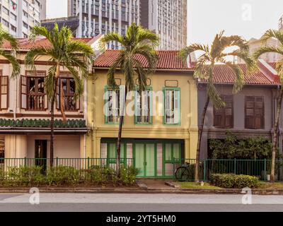 Eine Reihe von bunten Geschäften in Chinatown in Singapur Stockfoto