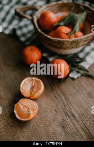 Mandarinen auf dem Tisch Stockfoto