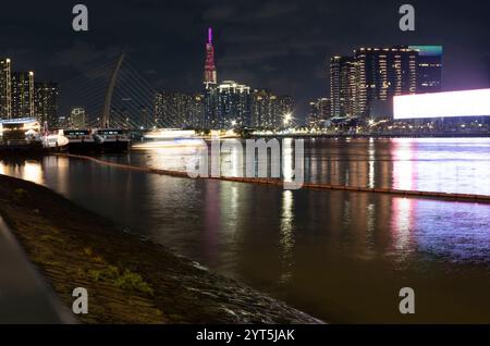 Die Ba Son Bdige und Boote Light Trails auf dem Saigon Fluss in Ho Chi Minh City bei Nacht Stockfoto