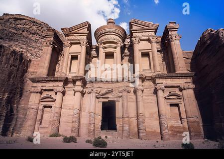 Atemberaubende Aussicht aus einer Höhle des Ad Deir-Kloster in die antike Stadt Petra, Jordanien. UNESCO-Weltkulturerbe. Verlorene Stadt in den Bergen. Stockfoto