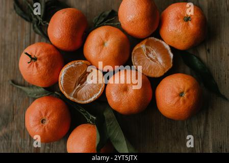Mandarinen auf dem Tisch Stockfoto