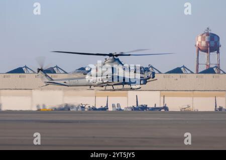A U.S. Marines Corps AH-1Z Viper mit Marine Medium Tiltrotor Squadron (VMM) 365 (REIN), derzeit der 24th Marine Expeditionary Unit (MEU) zugeordnet Stockfoto