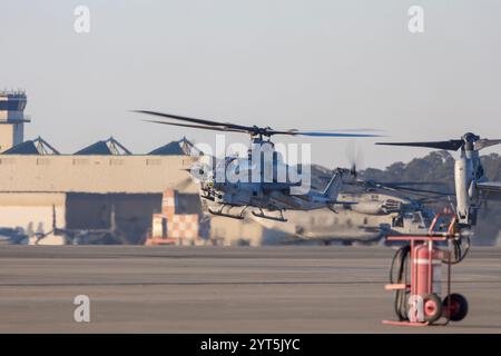 A U.S. Marines Corps AH-1Z Viper mit Marine Medium Tiltrotor Squadron (VMM) 365 (REIN), derzeit der 24th Marine Expeditionary Unit (MEU) zugeordnet Stockfoto