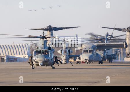 Ein U.S. Marines Corps UH-1Y Venom mit Marine Medium Tiltrotor Squadron (VMM) 365 (REIN), derzeit der 24th Marine Expeditionary Unit (MEU) zugeordnet Stockfoto