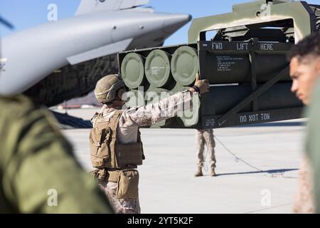 Dylan Rusho, Abteilungsleiter der Alpha-Batterie, 1. Bataillon, 11. Marine-Regiment, 1. Marine-Division, unterrichtet Mitglieder von t Stockfoto