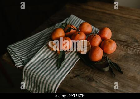 Mandarinen auf dem Tisch Stockfoto
