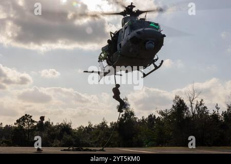 Ein U.S. Marine mit Force Reconnaissance Platoon, Maritime RAID Force, 31. Marine Expeditionary Unit, schnappt sich aus einem UH-1Y Gift, das Mar zugewiesen wurde Stockfoto