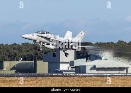 Ein US Marine Corps F/A-18D Hornet Flugzeug mit Marine Fighter Attack Squadron (VMFA) 312, Marine Aircraft Group 12, 1st Marine Aircraft Wing nimmt an Stockfoto