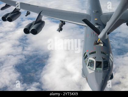 Eine B-52 Stratofortress, die dem 2nd Bomb Wing, Barksdale Air Force Base, Louisiana, zugeordnet ist, wird von einem KC-135 Stratotanker betankt, der der 6th Air zugewiesen ist Stockfoto