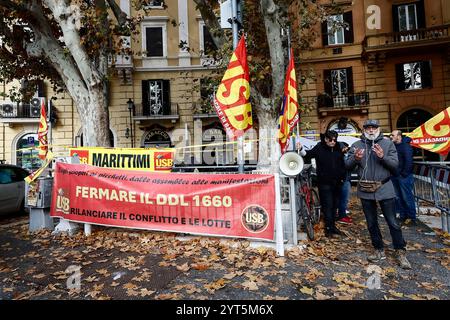 Roma, Italien. Dezember 2024. Presidio USB davanti al Ministero Trasporti Ed Infrastrutture per lo sciopero generale - Venerd&#xec; 6 Dezember 2024 - Cronaca - (Foto von Cecilia Fabiano/LaPresse) Präsidium vor dem Ministerium für Verkehr und Infrastruktur per USB Transport für den Generalstreik &#x2014; Rom, Italien - Freitag 6, 2024 - News - (Foto von Cecilia Fabiano/LaPresse) Credit: LaPresse/Alamy Live News Stockfoto