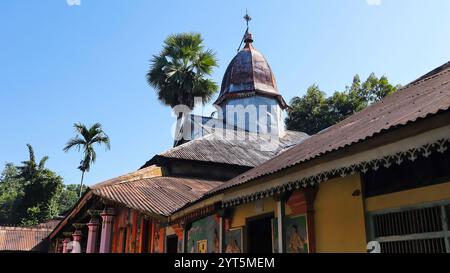 Fassade von Dakhinpat Satra, der ältesten satra auf Majuli Island, gegründet von Sri Banamali Deva im Jahr 1584 n. Chr., Assam, Indien. Stockfoto