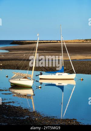 Segelboote bei Ebbe in Pamet Harbor, Truro, Cape Cod. Stockfoto