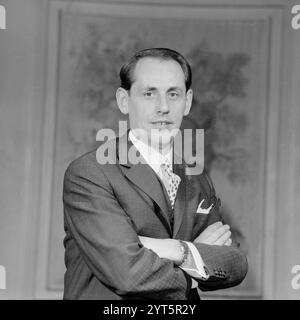 Walter Bobby Bölke, Sketchpartner von 'dem Kleenen mit der großen Gusche', Komiker und Schauspieler Eberhard Cohrs, liefert eine kleine Show zwischendurch im Pressezimmer in Ost Berlin, DDR 1966. Stockfoto