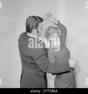 Ein junges Paar bei einem Tanz im Fotostudio in Ost Berlin, DDR 1969. Stockfoto