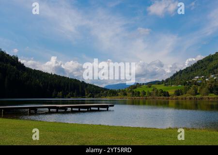 Legen Sie in einem kleinen See/Teich in der Nähe von Klagenfurt an Stockfoto