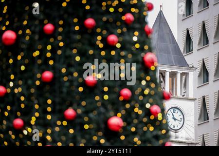 Tirana, Tirana, Albanien. Dezember 2024. Der Uhrenturm von Tirana ist neben einem großen Weihnachtsbaum im Zentrum von Tirana, Albanien, zu sehen. Der Uhrenturm von Tirana, der 35 Meter (115 ft) hoch ist und zu dieser Zeit das höchste Gebäude der Stadt war, wurde 1822 erbaut und ist ein Kulturdenkmal erster Kategorie. (Kreditbild: © Armando Babani/ZUMA Press Wire) NUR REDAKTIONELLE VERWENDUNG! Nicht für kommerzielle ZWECKE! Stockfoto