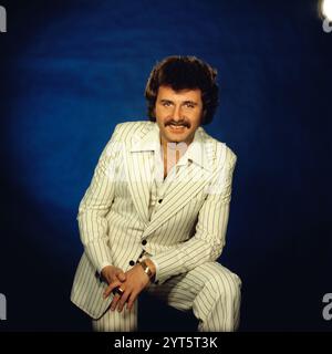 Der polnische Popsänger, Gitarrist und Songwriter Krzysztof Krawczyk im Porträt beim Fotoshooting im Fotostudio von Tassilo Leher in Ost-Berlin für das Album-Cover seines Alben 'Rysunek na Szkle', DDR 1976. Dieses Bild ist das Albumcover. Stockfoto