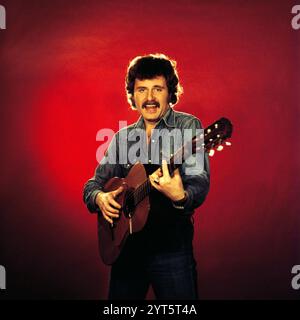 Der polnische Popsänger, Gitarrist und Songwriter Krzysztof Krawczyk im Porträt mit Gitarre beim Fotoshooting im Fotostudio von Tassilo Leher in Ost-Berlin für das Album-Cover seines Alben 'Rysunek na Szkle', DDR 1976. Stockfoto