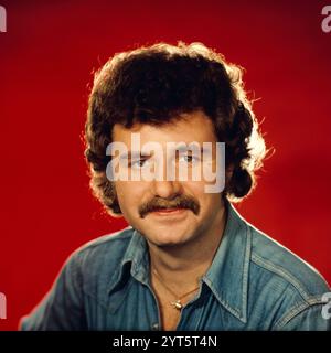 Der polnische Popsänger, Gitarrist und Songwriter Krzysztof Krawczyk im Porträt beim Fotoshooting im Fotostudio von Tassilo Leher in Ost-Berlin für das Album-Cover seines Alben 'Rysunek na Szkle', DDR 1976. Stockfoto