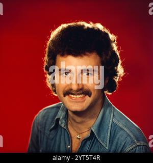 Der polnische Popsänger, Gitarrist und Songwriter Krzysztof Krawczyk im Porträt beim Fotoshooting im Fotostudio von Tassilo Leher in Ost-Berlin für das Album-Cover seines Alben 'Rysunek na Szkle', DDR 1976. Stockfoto