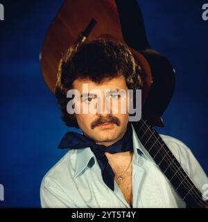 Der polnische Popsänger, Gitarrist und Songwriter Krzysztof Krawczyk im Porträt beim Fotoshooting im Fotostudio von Tassilo Leher in Ost-Berlin für das Album-Cover seines Alben 'Rysunek na Szkle', DDR 1976. Stockfoto