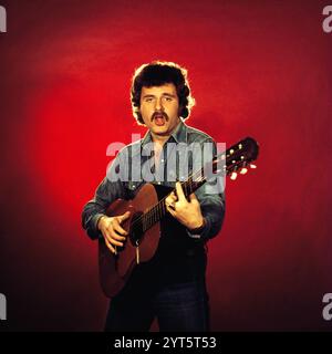 Der polnische Popsänger, Gitarrist und Songwriter Krzysztof Krawczyk im Porträt mit Gitarre beim Fotoshooting im Fotostudio von Tassilo Leher in Ost-Berlin für das Album-Cover seines Alben 'Rysunek na Szkle', DDR 1976. Stockfoto