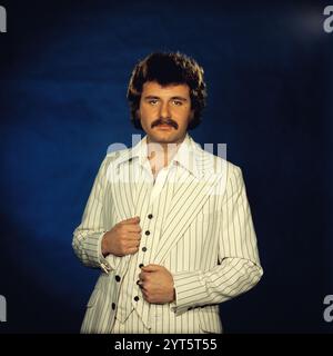 Der polnische Popsänger, Gitarrist und Songwriter Krzysztof Krawczyk im Porträt beim Fotoshooting im Fotostudio von Tassilo Leher in Ost-Berlin für das Album-Cover seines Alben 'Rysunek na Szkle', DDR 1976. Stockfoto