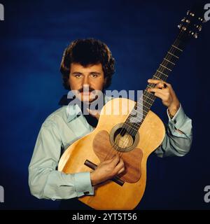 Der polnische Popsänger, Gitarrist und Songwriter Krzysztof Krawczyk im Porträt beim Fotoshooting mit Gitarre im Fotostudio von Tassilo Leher in Ost-Berlin für das Album-Cover seines Alben 'Rysunek na Szkle', DDR 1976. Stockfoto