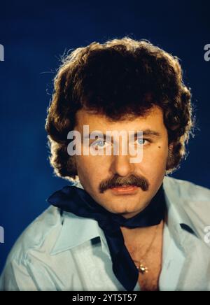 Der polnische Popsänger, Gitarrist und Songwriter Krzysztof Krawczyk im Porträt beim Fotoshooting im Fotostudio von Tassilo Leher in Ost-Berlin für das Album-Cover seines Alben 'Rysunek na Szkle', DDR 1976. Stockfoto