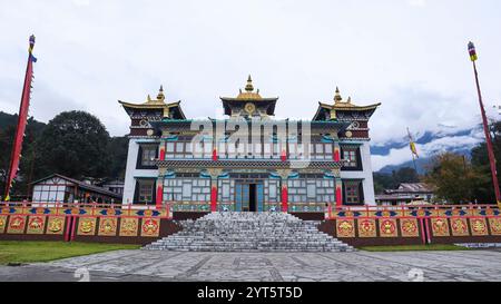 Vorderfassade des Klosters Khinmey Nyingma in der Nähe von Tawang, Tawang, Arunachal Pradesh, Indien. Stockfoto