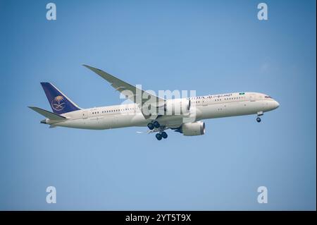 21.10.2024, Singapur, Republik Singapur, Asien - ein Passagierflugzeug der saudi-arabischen Fluggesellschaft Saudia, ehemals bekannt als Saudi Arabian Airlines, vom Typ Boeing 787-9 Dreamliner mit der Registrierung HZ-ARF im Landeanflug auf den internationalen Flughafen Changi. Saudia ist Mitglied der SkyTeam Luftfahrtallianz, einem internationalen Netzwerk von Fluggesellschaften. *** 21 10 2024, Singapur, Republik Singapur, Asien Passagierflugzeug der Saudi-arabischen Fluggesellschaft Saudia, früher Saudi Arabian Airlines, vom Typ Boeing 787 9 Dreamliner mit der Registrierung HZ Stockfoto