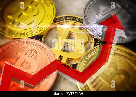 FOTOMONTAGE, Münzen mit Bitcoin-Zeichen und aufsteigender Pfeil, Symbolfoto Wertgewinn der Kryptowährung Bitcoin *** FOTOMONTAGE, Münzen mit Bitcoin-Zeichen und aufsteigendem Pfeil, Symbol Foto-Wertgewinn der Kryptowährung Bitcoin Stockfoto