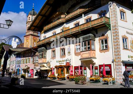 DEU, Deutschland, Bayern, Mittenwald, 24.09.2024: Blick in die Hochstraße am Anfang der Altstadt von Mittenwald im Landkreis Garmisch-Partenkirchen im Werdenfelser Land in Oberbayern *** DEU, Germany, Bavaria, Mittenwald, 24 09 2024 Blick auf die Hochstraße am Anfang der Altstadt von Mittenwald im Landkreis Garmisch Partenkirchen im Werdenfelser Land in Oberbayern Stockfoto