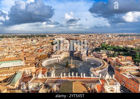 Vatikanstadt mit Blick auf den Petersplatz, umgeben von Rom, Italien. Stockfoto