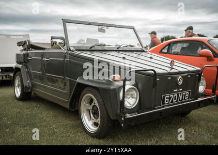 1976 Volkswagen Typ 181 „Ding“ bei einem Autotreffen. Stockfoto