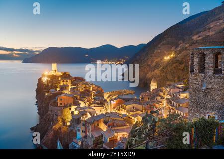 Vernazza, La Spezia, Ligurien, Italien in der Region Cinque Terre in der Abenddämmerung. Stockfoto
