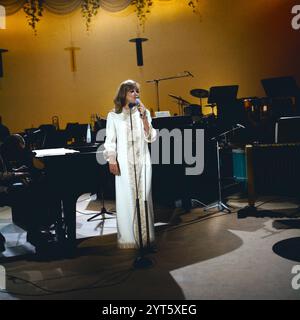 Hildegard Knef, deutsche Chansonsängerin und Schauspielerin, bei einem Konzert in Hamburg, Deutschland, 1968. Hildegard Knef, deutsche Schauspielerin und Chanson-Sängerin, Konzert in Hamburg, Deutschland, 1968. Stockfoto