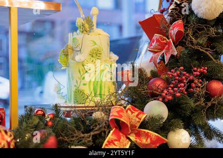 Geschmückter Weihnachtsbaum, echte Nordmanntanne vor verschwommenem Fenster. Einrichtung zu Weihnachten und Neujahr Stockfoto