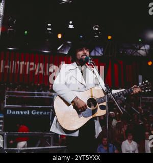 Hitparade, ZDF Musiksendung, 1971, Auftritt des französischen Sängers Danyel Gerard mit Gitarre. Stockfoto