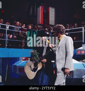 Hitparade, ZDF Musiksendung, 1971, Auftritt des französischen Sängers Danyel Gerard mit Gitarre, hier mit Moderator Dieter Thomas Heck Stockfoto
