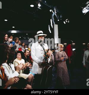 Hitparade, ZDF Musiksendung, 1971, Auftritt des französischen Sängers Danyel Gerard mit Gitarre. Stockfoto