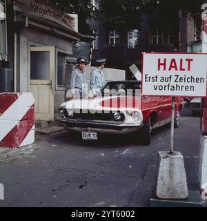 Grossstadt-Miniaturen, ZDF Fernsehfilm, 1978, Regie: Ludwig Cremer - Geschichten zwischen Kiez und Ku'Damm, Episode: Strumpfhosen, Szene mit DDR-Grenzbeamten - Harry und Klaus fahren mit ihrem Strassenkreuzer und 'harte Westmark' von Westberlin nach Ostberlin. Stockfoto