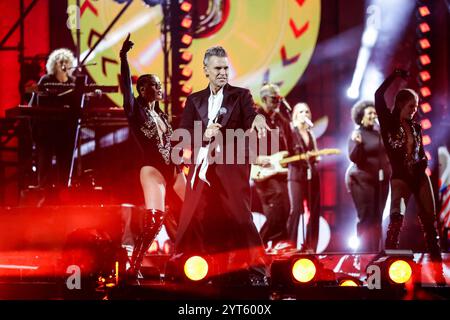 Neapel, Italien. Dezember 2024. Robbie Williams The X Factor Final Show am 5. Dezember 2024 auf der Piazza del Plebiscito in Neapel (Foto: Alessandro Garofalo/LaPresse) Credit: LaPresse/Alamy Live News Stockfoto