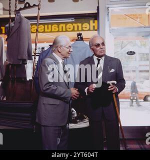 Grossstadt-Miniaturen, ZDF Fernsehfilm, 1978, Regie: Ludwig Cremer - Geschichten zwischen Kiez und Ku'Damm, Episode: Alte Starfotos, Szene: Rudolf Schündler als Geschäftsführer im Herrenmodengeschäft, Walter Rilla als älterer Herr kommt nach über 30 Jahren aus der USA nach Berlin zurück und sucht die 'verlorene' Vergangenheit. Stockfoto