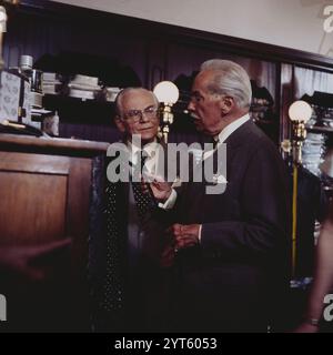 Grossstadt-Miniaturen, ZDF Fernsehfilm, 1978, Regie: Ludwig Cremer - Geschichten zwischen Kiez und Ku'Damm, Episode: Alte Starfotos, Szene: Rudolf Schündler als Geschäftsführer im Herrenmodengeschäft, Walter Rilla als älterer Herr kommt nach über 30 Jahren aus der USA nach Berlin zurück und sucht die 'verlorene' Vergangenheit. Stockfoto