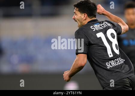 Giovanni Simeone vom SSC Napoli feiert, nachdem er das Tor von 1-1 während des Italienpokalspiels zwischen SS Lazio und SSC Napoli im Olimpico-Stadion in Rom (Italien) am 5. Dezember 2024 erzielte. Stockfoto