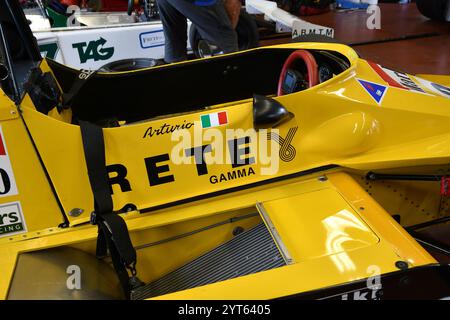 Scarperia, Italien - 12. Oktober 2024: Details zu Merzario F1A3 des Jahres 1979 in der Box während der Übungseinheit auf dem Mugello Circuit. Stockfoto