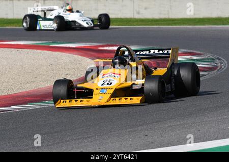 Scarperia, Italien - 12. Oktober 2024: Merzario F1A3 aus dem Jahr 1979 fährt unbekannt in Aktion während der Trainingseinheit auf dem Mugello Circuit. Stockfoto