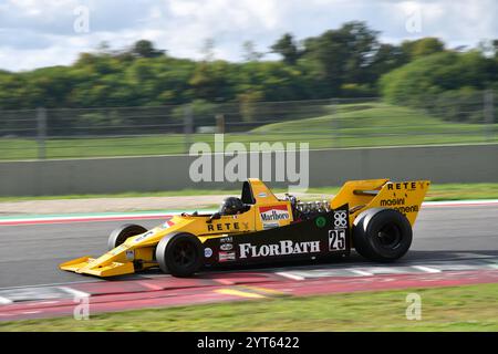 Scarperia, Italien - 12. Oktober 2024: Merzario F1A3 aus dem Jahr 1979 fährt unbekannt in Aktion während der Trainingseinheit auf dem Mugello Circuit. Stockfoto